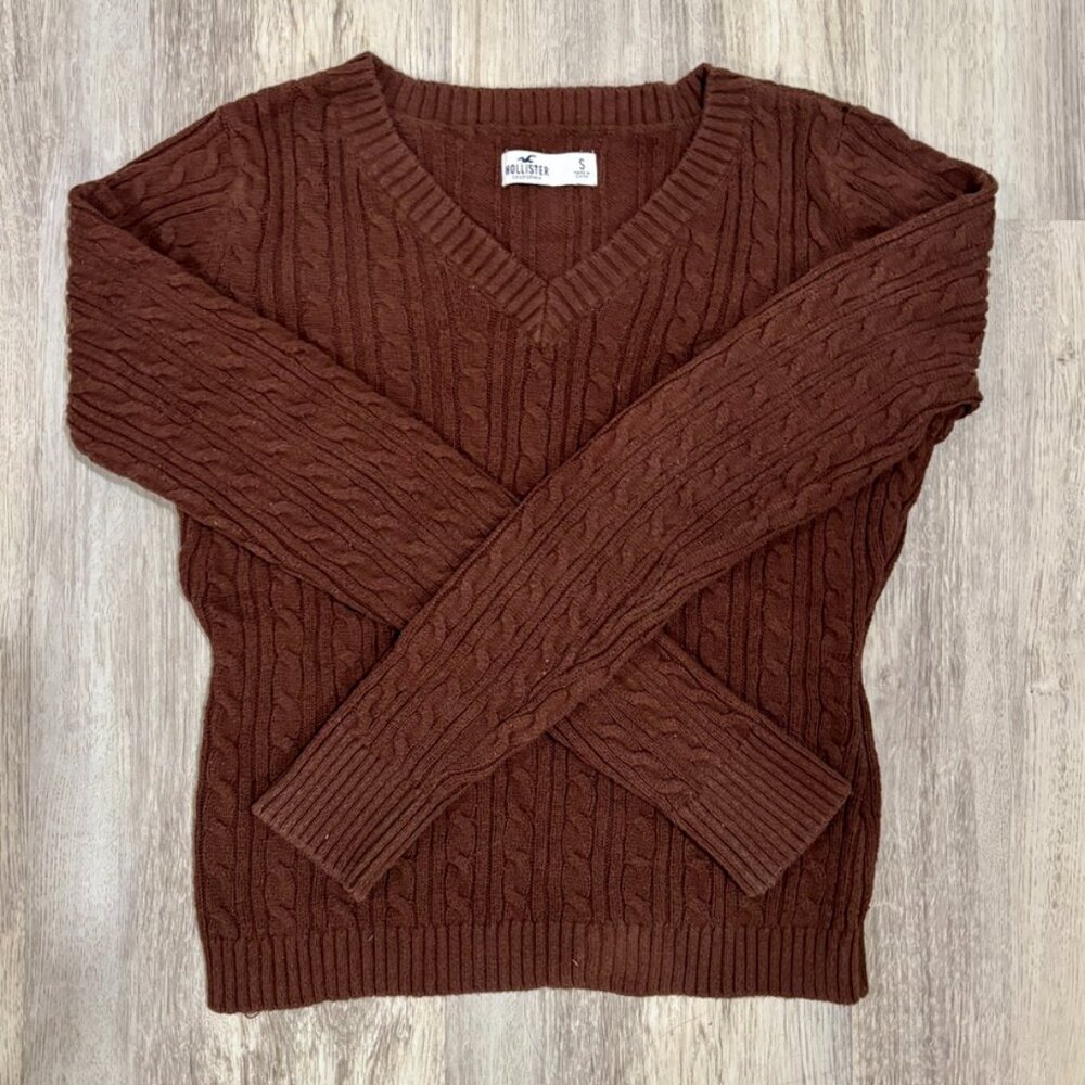Hollister Cable-knit V-neck sweater (SM)
